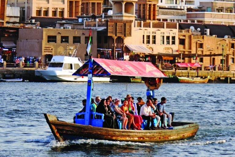 Entdecken Sie die Wahrzeichen des Dubai Creek mit dem Abrah-Boot
