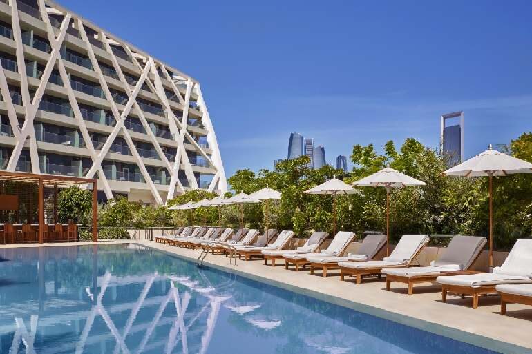 Das Edition Abu Dhabi Hotel bietet ein perfektes Reiseziel für die Sommersaison