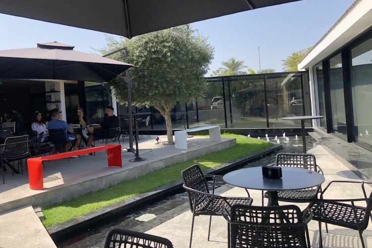 مقهى ذا غراي أفضل مقهى مع حدائق خلابة في دبي