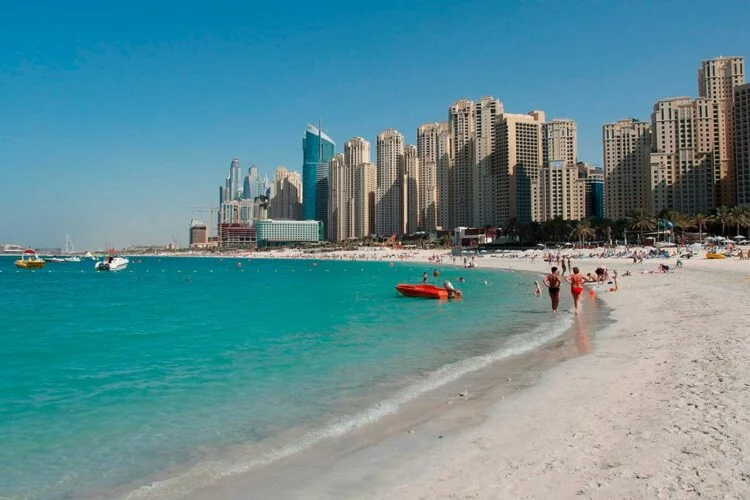 الاستمتاع بالألعاب الشاطئية في شاطئ جي بي ار