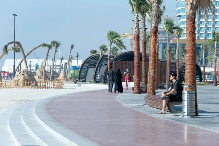 ممشى جميرا السياحي في شاطئ جي بي ار